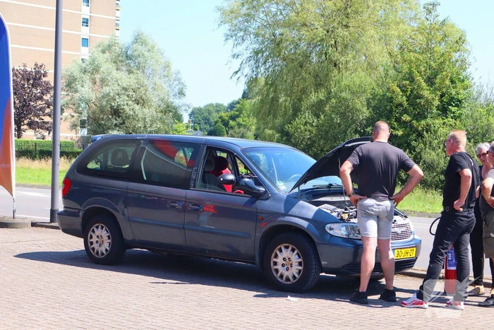 Oud brandweerman blust autobrand
