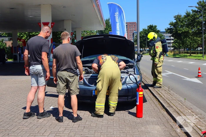 Oud brandweerman blust autobrand