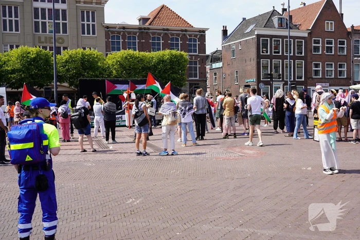 Grote groep mensen aanwezig bij pro-Palestina demonstratie