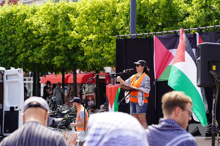 Grote groep mensen aanwezig bij pro-Palestina demonstratie