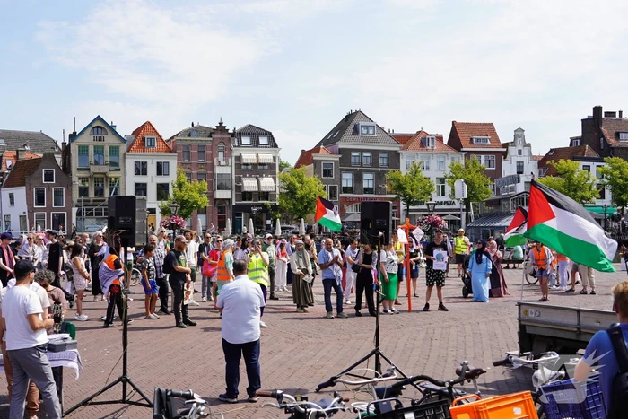 Grote groep mensen aanwezig bij pro-Palestina demonstratie