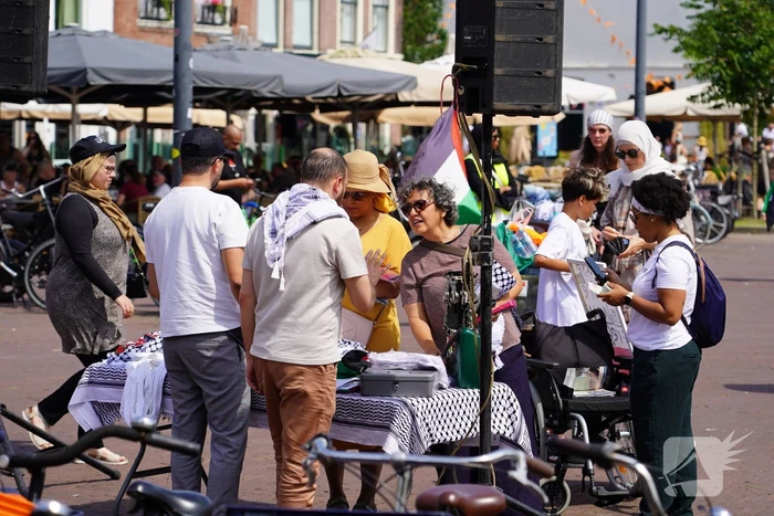 Grote groep mensen aanwezig bij pro-Palestina demonstratie