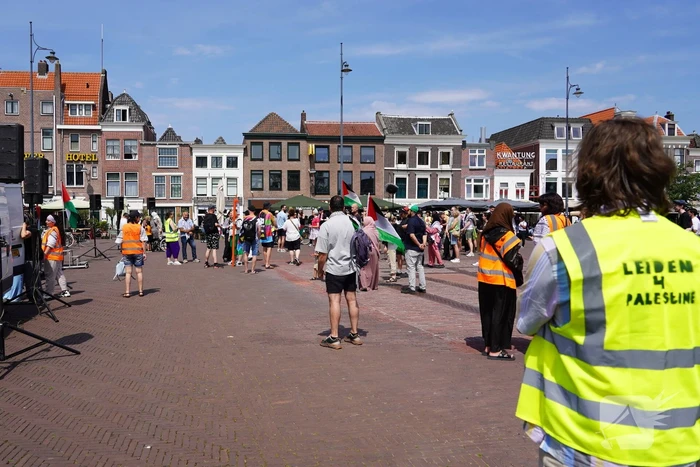 Grote groep mensen aanwezig bij pro-Palestina demonstratie