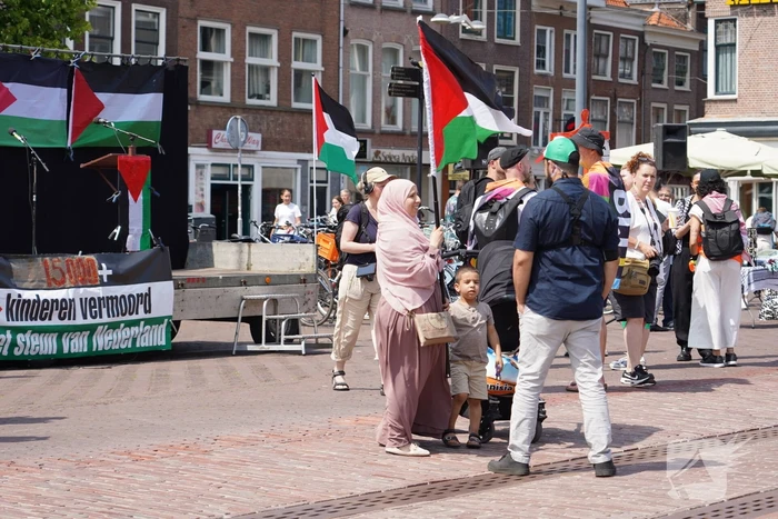 Grote groep mensen aanwezig bij pro-Palestina demonstratie