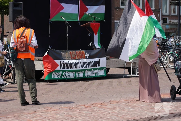 Grote groep mensen aanwezig bij pro-Palestina demonstratie