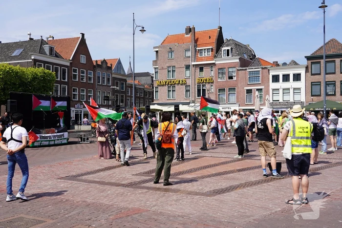 Grote groep mensen aanwezig bij pro-Palestina demonstratie