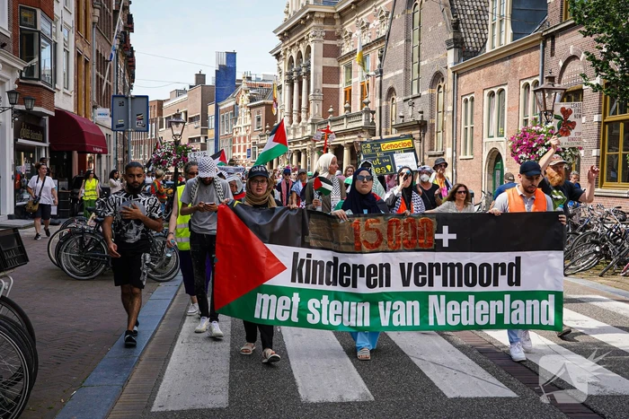 Grote groep mensen aanwezig bij pro-Palestina demonstratie
