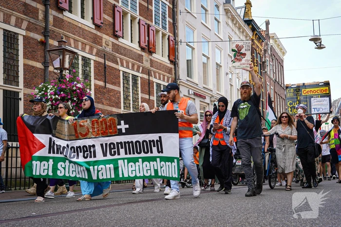 Grote groep mensen aanwezig bij pro-Palestina demonstratie