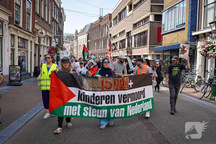 Grote groep mensen aanwezig bij pro-Palestina demonstratie