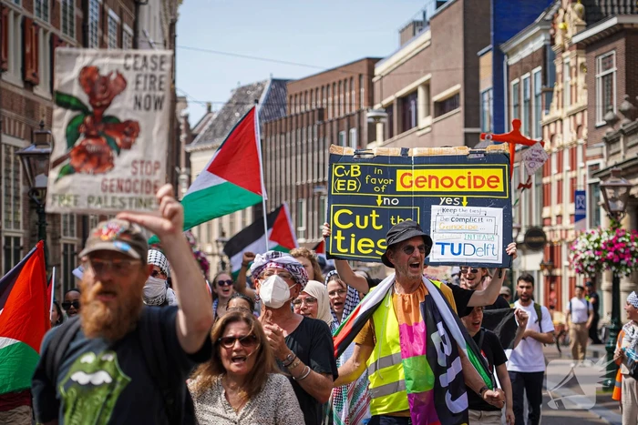 Grote groep mensen aanwezig bij pro-Palestina demonstratie