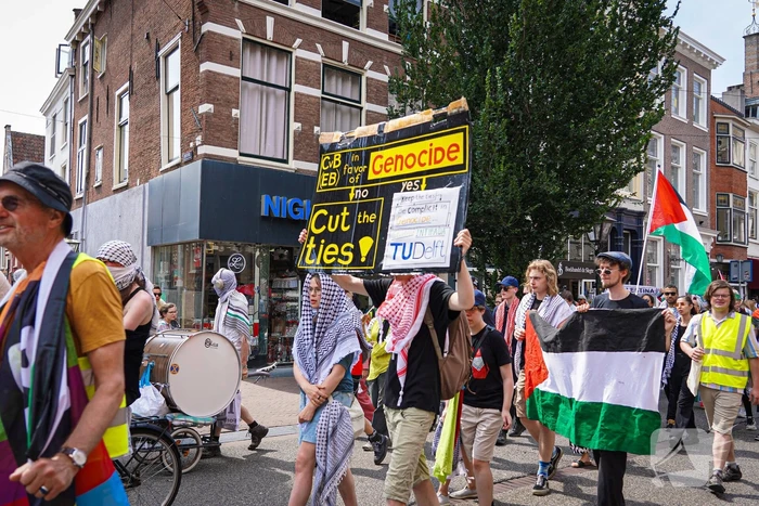 Grote groep mensen aanwezig bij pro-Palestina demonstratie