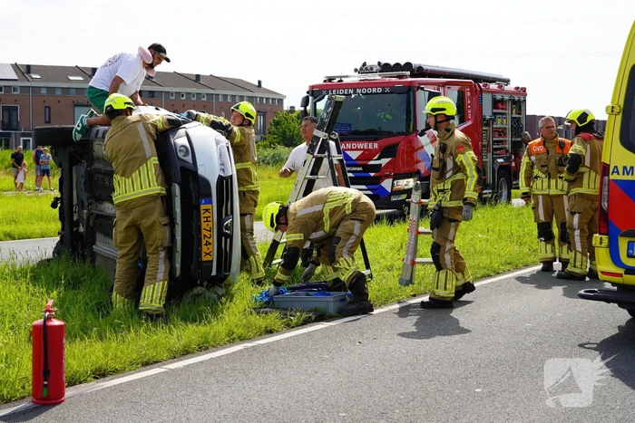 Oudere man belandt met auto op de zij
