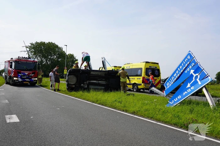 Oudere man belandt met auto op de zij