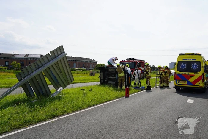 Oudere man belandt met auto op de zij