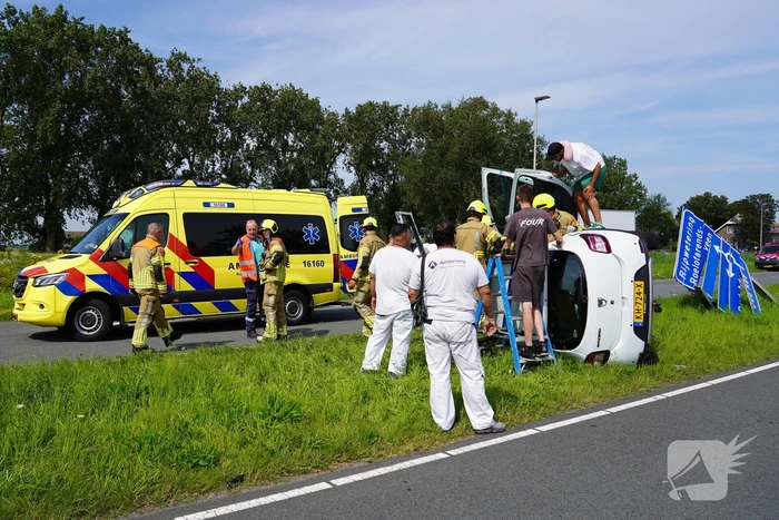 Oudere man belandt met auto op de zij