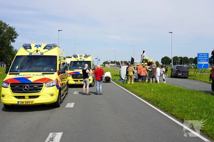 Oudere man belandt met auto op de zij