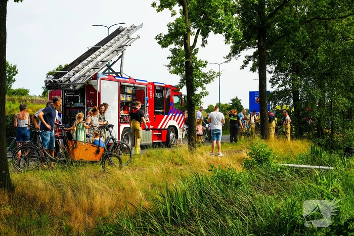 Hulpdiensten ingezet voor oudere-vrouw in sloot