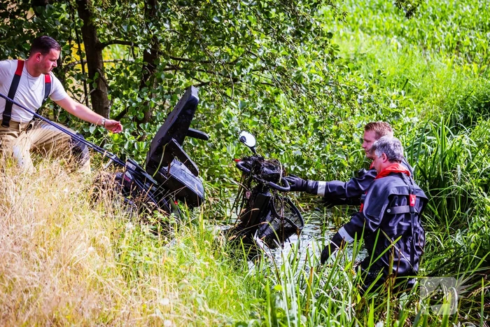 Hulpdiensten ingezet voor oudere-vrouw in sloot