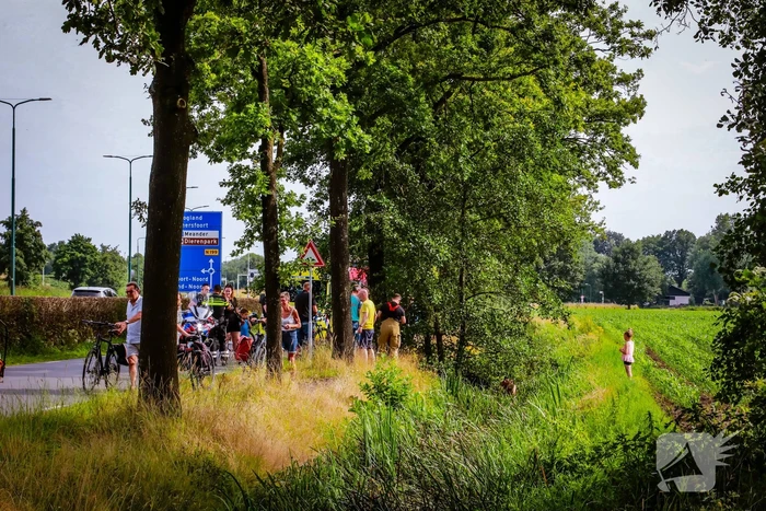 Hulpdiensten ingezet voor oudere-vrouw in sloot