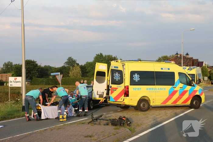 Fietser geschept door personenauto