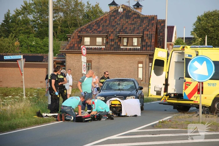 Fietser geschept door personenauto