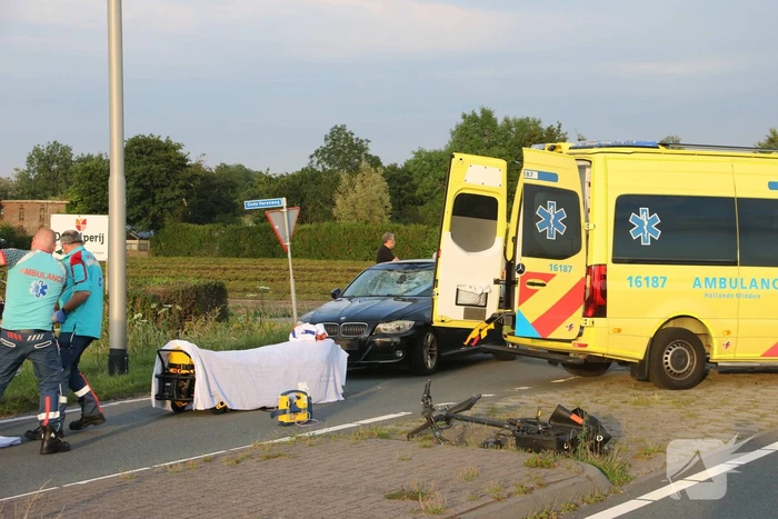 Fietser geschept door personenauto