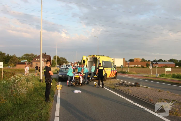 Fietser geschept door personenauto