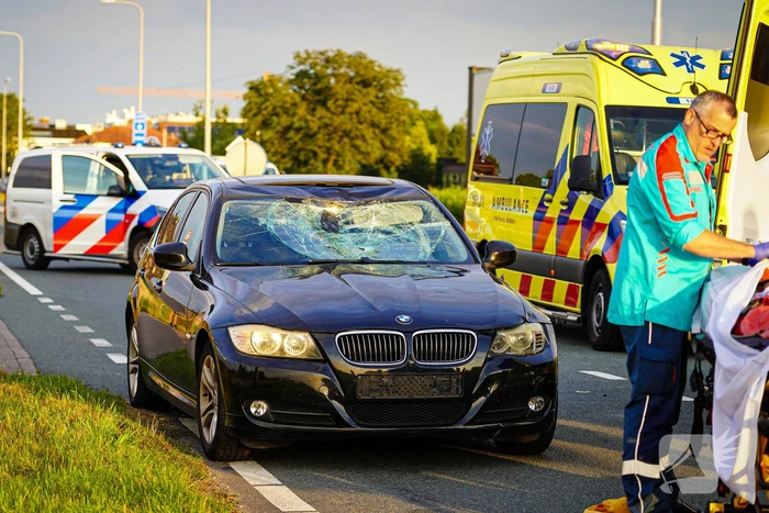 Fietser geschept door personenauto