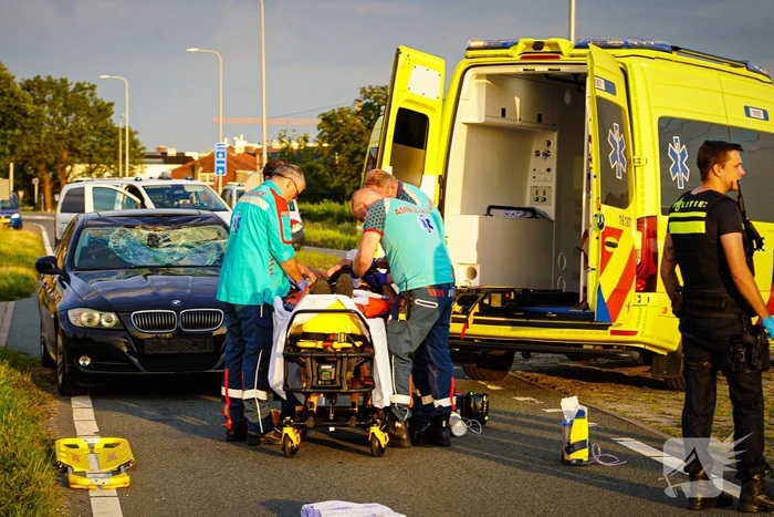 Fietser geschept door personenauto