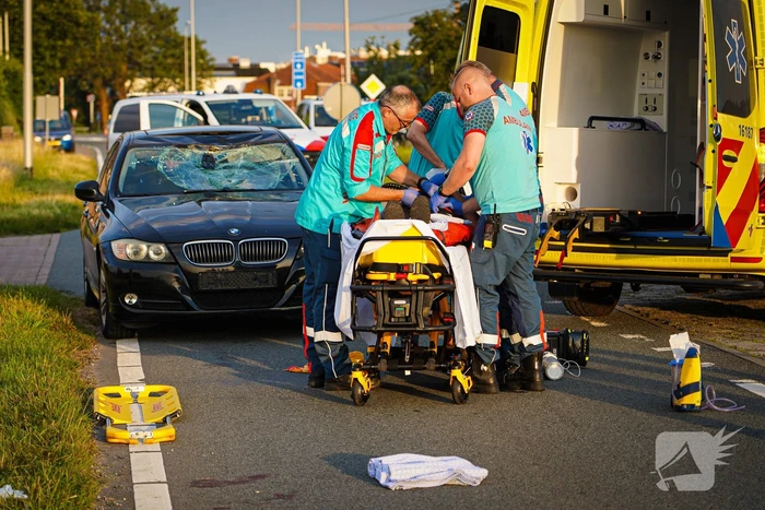 Fietser geschept door personenauto