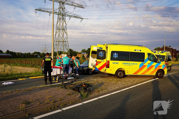 Fietser geschept door personenauto
