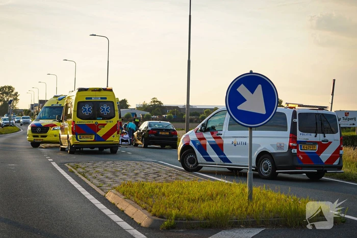 Fietser geschept door personenauto
