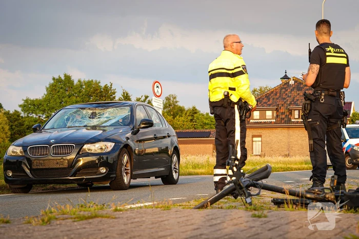 Fietser geschept door personenauto
