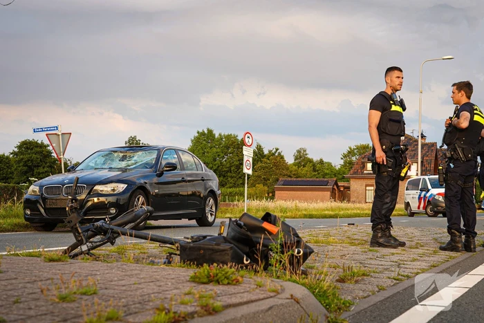 Fietser geschept door personenauto
