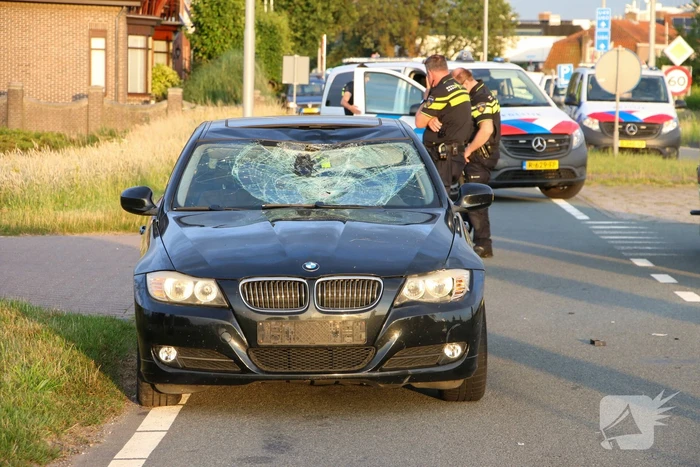 Fietser geschept door personenauto