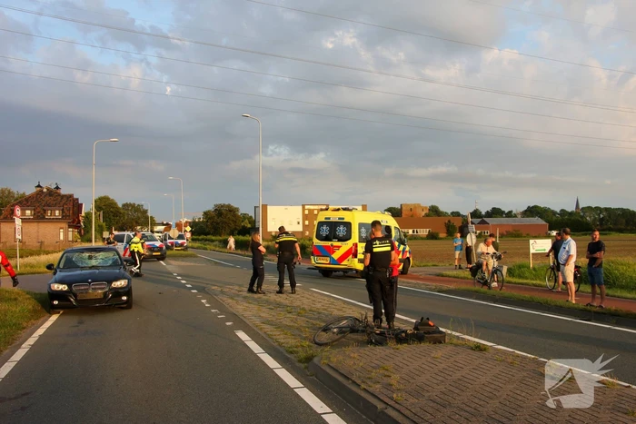 Fietser geschept door personenauto