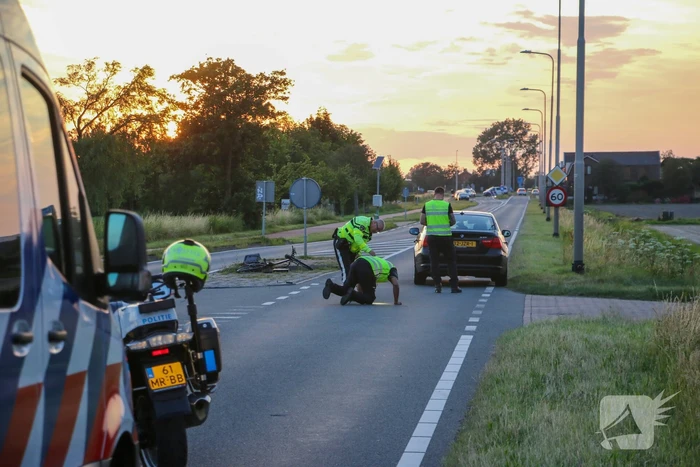 Fietser geschept door personenauto