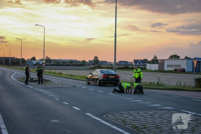 Fietser geschept door personenauto