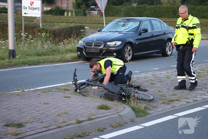 Fietser geschept door personenauto