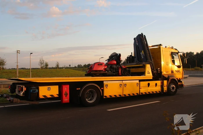 Motorrijder gewond na valpartij, weg afgesloten