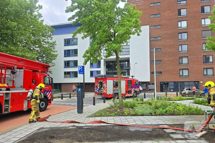 Brandweer ontruimd flatgebouw