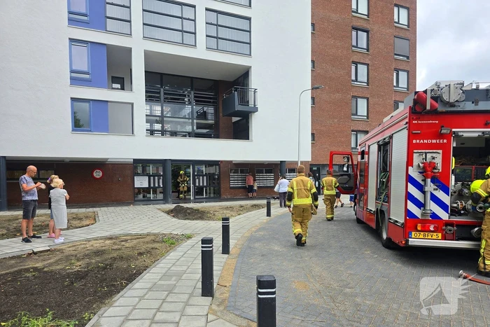 Brandweer ontruimd flatgebouw