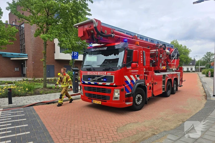 Brandweer ontruimd flatgebouw