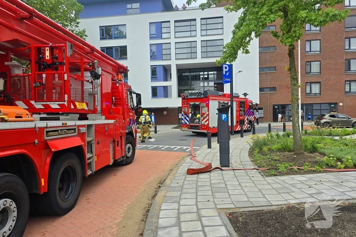Brandweer ontruimd flatgebouw