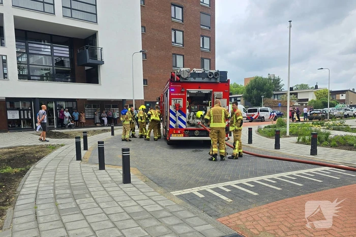 Brandweer ontruimd flatgebouw