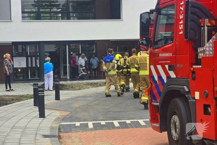 Brandweer ontruimd flatgebouw