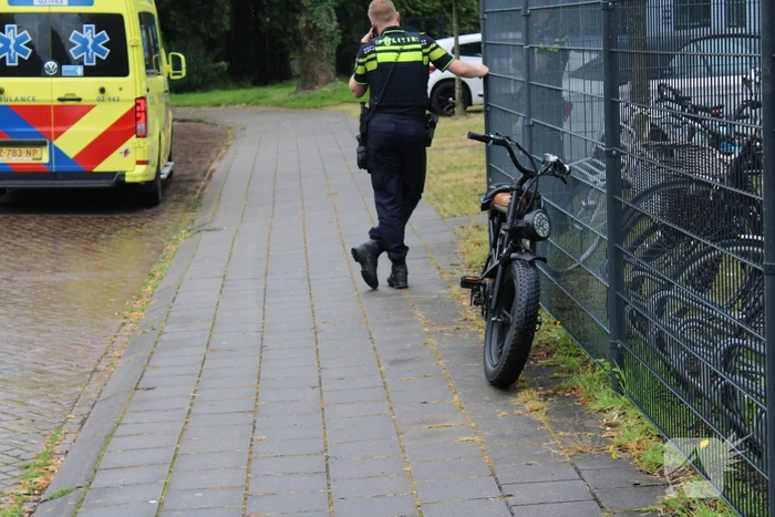 Fatbike met daarop twee personen gaat onderuit
