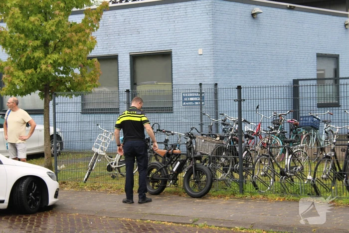 Fatbike met daarop twee personen gaat onderuit