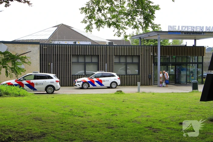 Incident in zwembad, politie doet onderzoek
