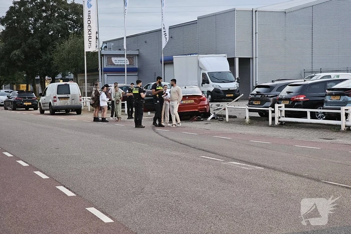 Automobilist verliest macht over stuur en ramt hek